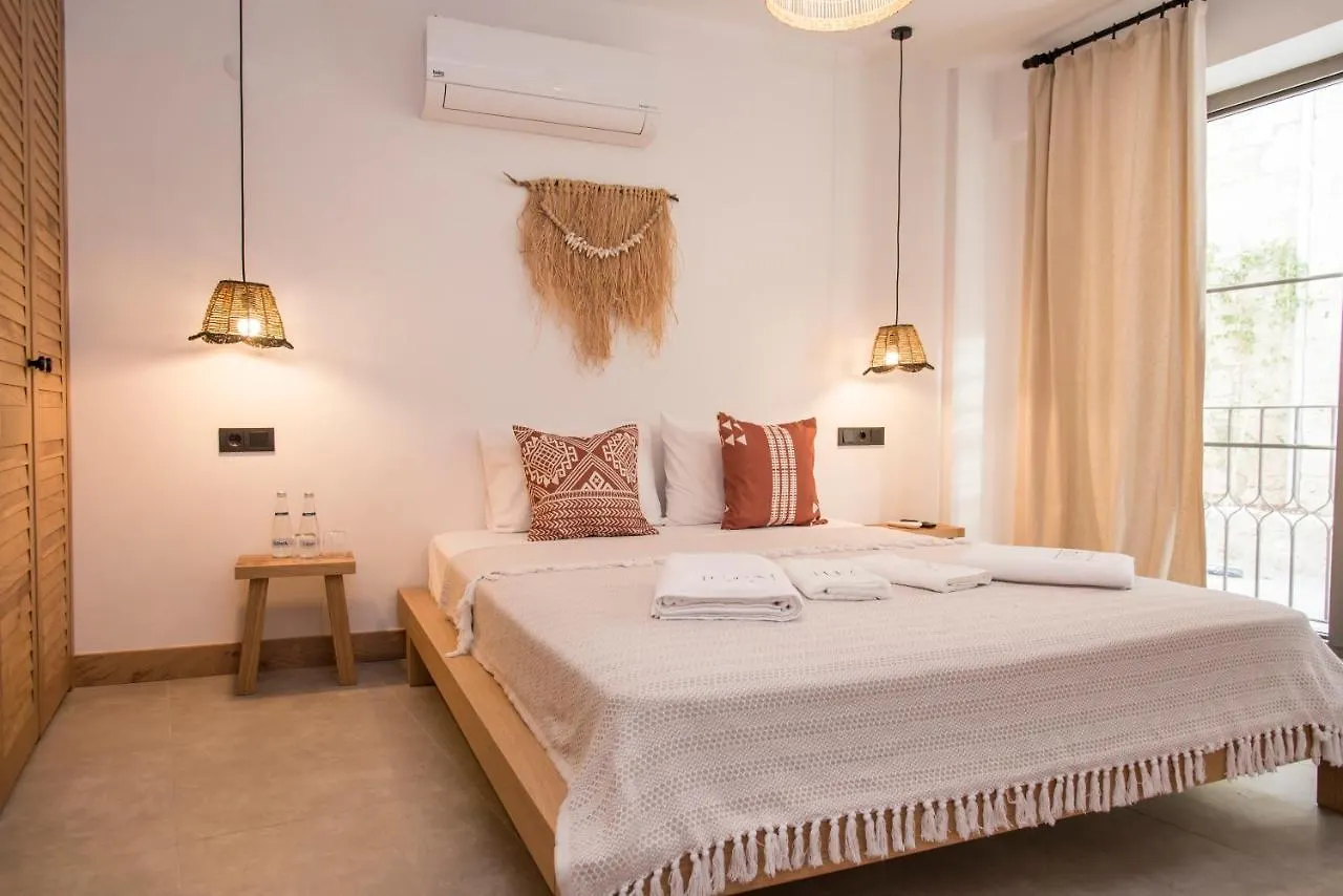 Lupa Alacati Çeşme 0*,